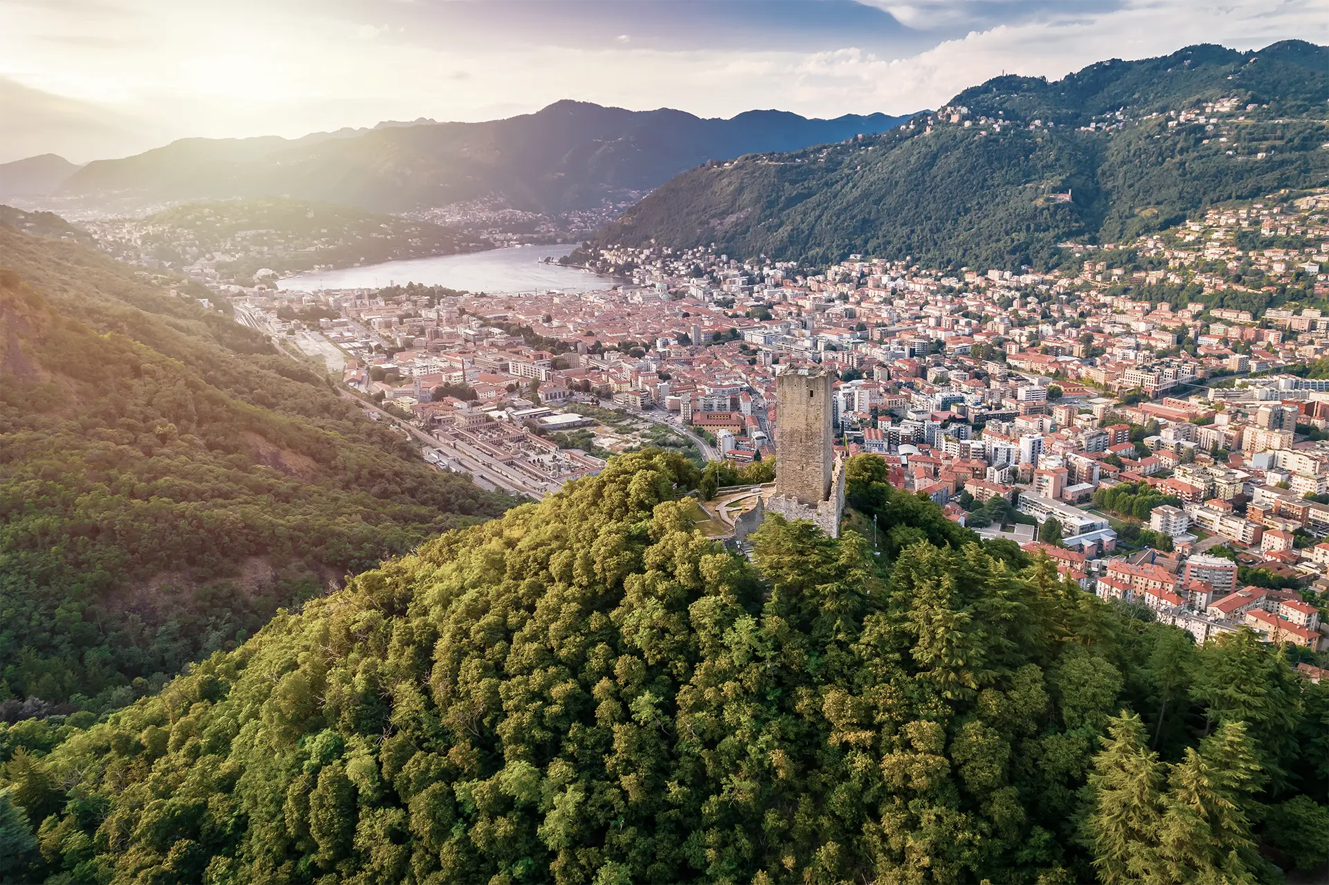 castel baradello e vista panoramica della città e del lago di como